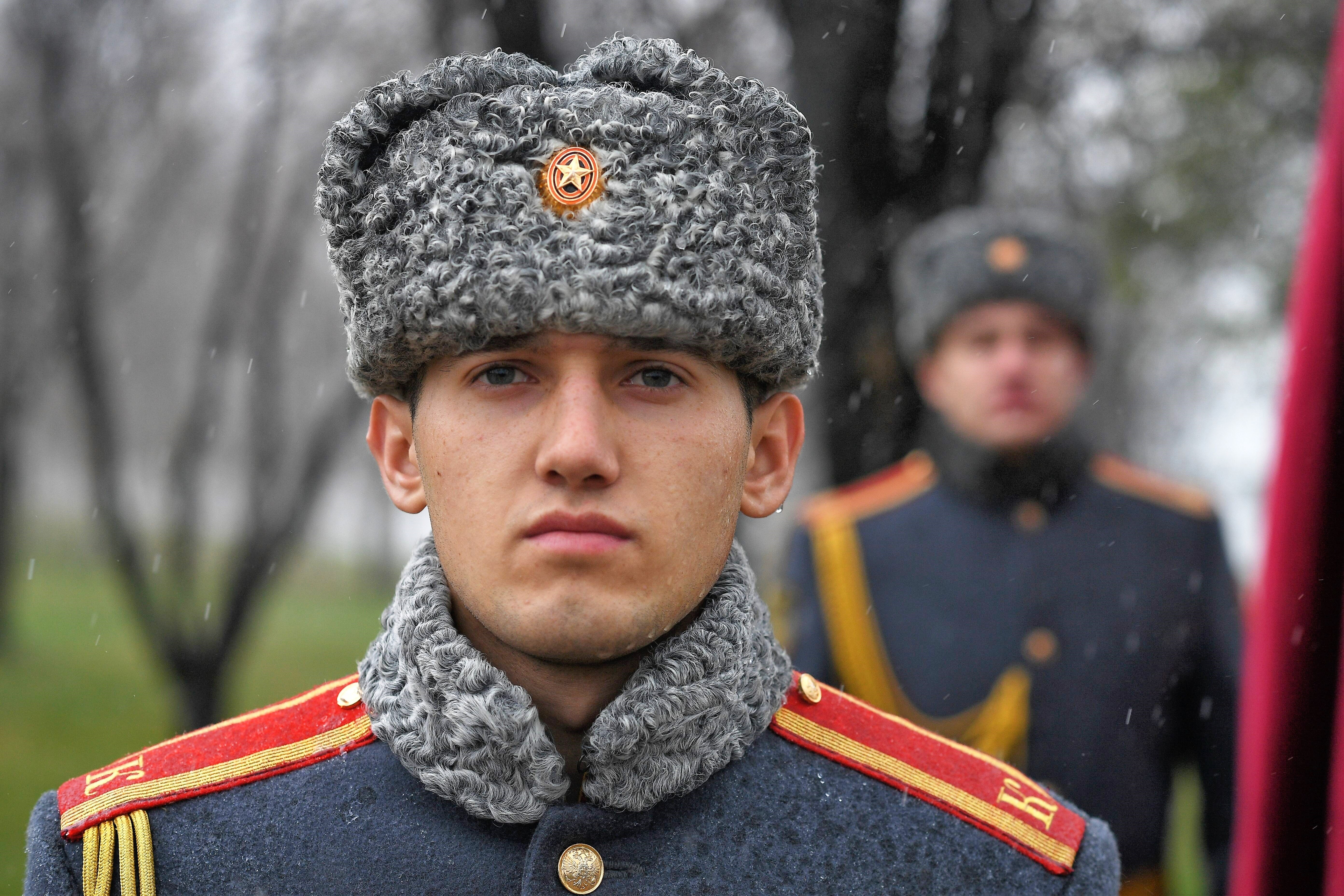 Russische Soldaten fliehen mit Taxi von der Front, und fahren 300 Km nach Hause! Putin fassungslos!