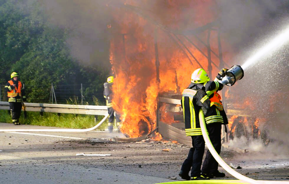 Vollsperrung! Mann verbrennt in seinem Auto vor den Augen der Rettungskräfte - Feuerwehr machtlos!