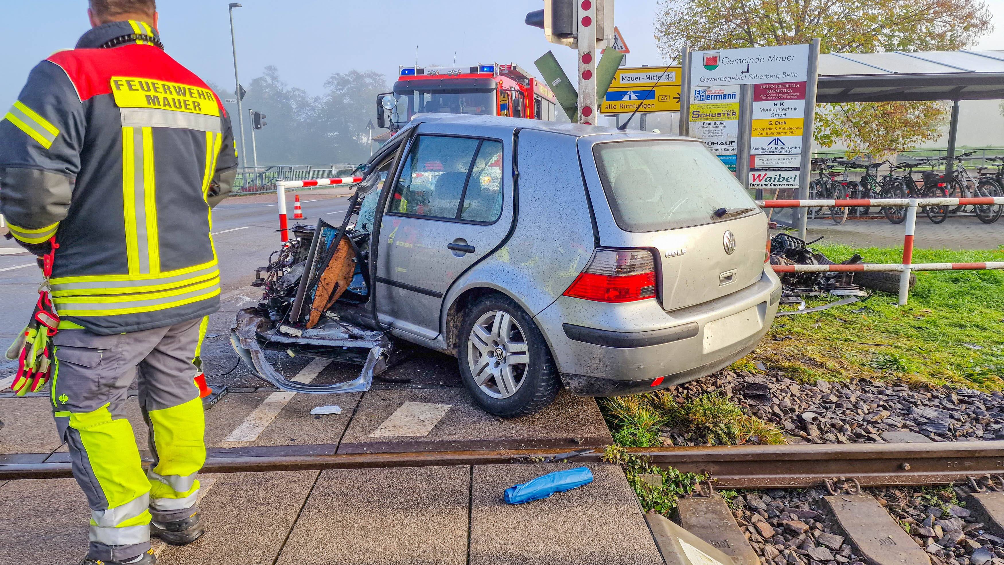 Zugunglück! Regionalbahn erfasst Wagen auf den Schienen! Es gibt schwer Verletzte!