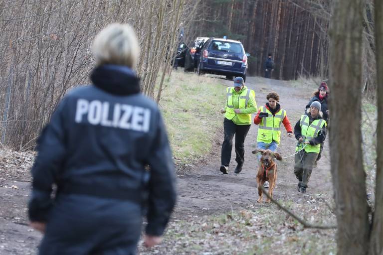 NRW - Spaziergänger entdeckten eine Leiche im Wald - Polizei hat Ermittlungen gestartet