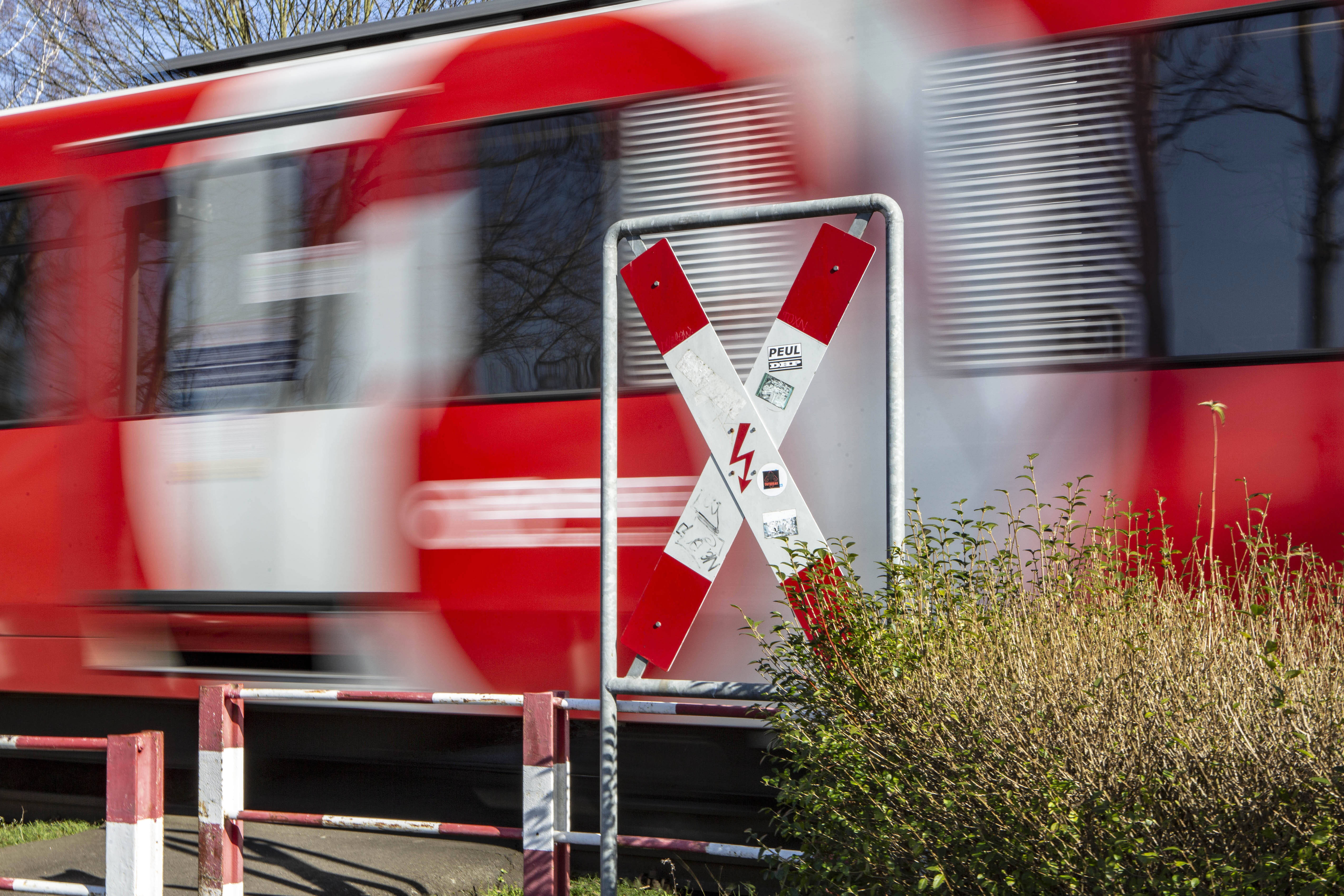 Schweres Bahnunglück! Vollbesetzter Zug rast in LKW an Bahnübergang - LKW-Fahrer übersah Rotlich!