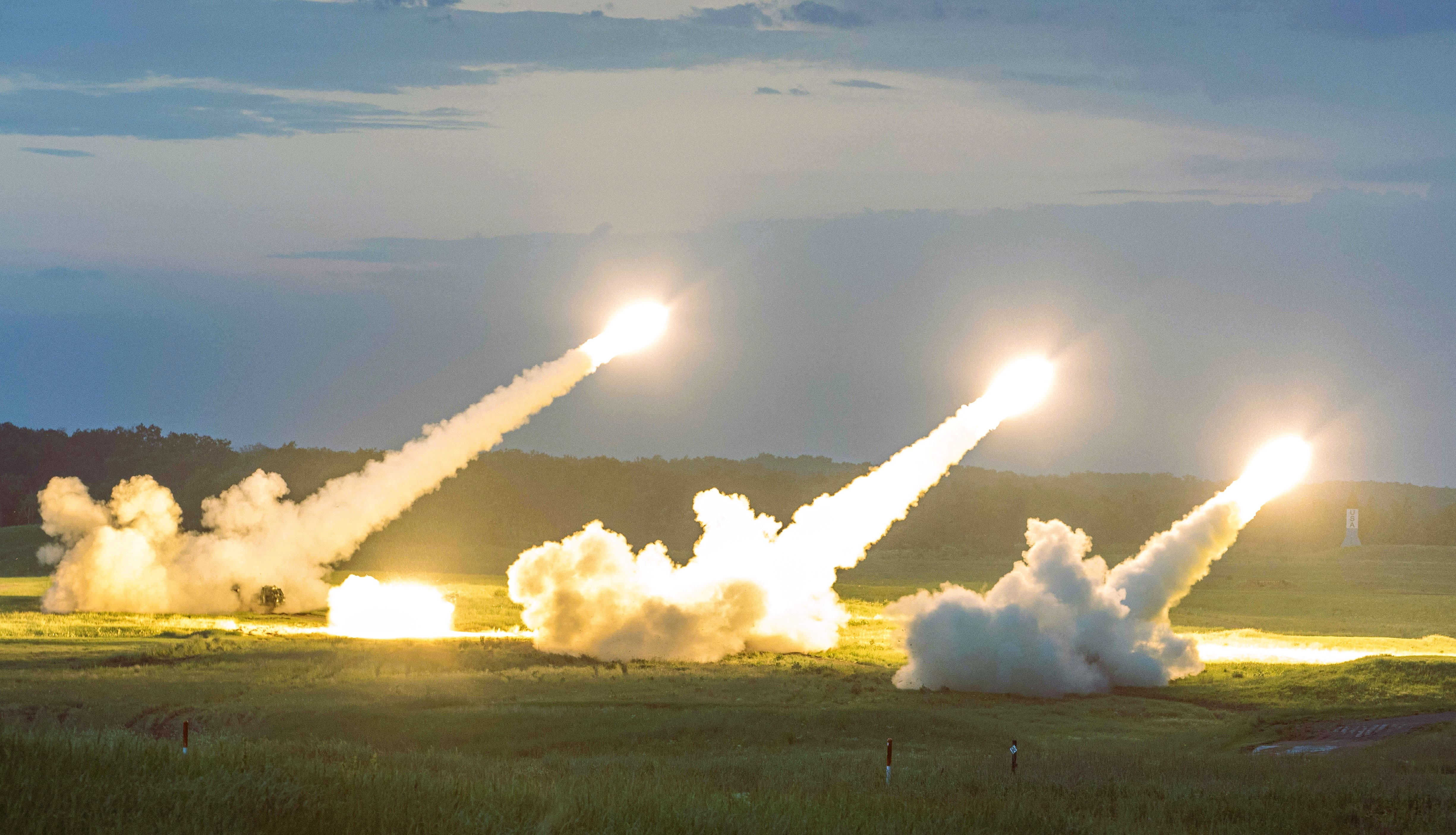 Putin tobt! HIMARS-Schlag vernichtet 4 russische Haubitzen auf einen Schlag - die Verluste gehen weiter!