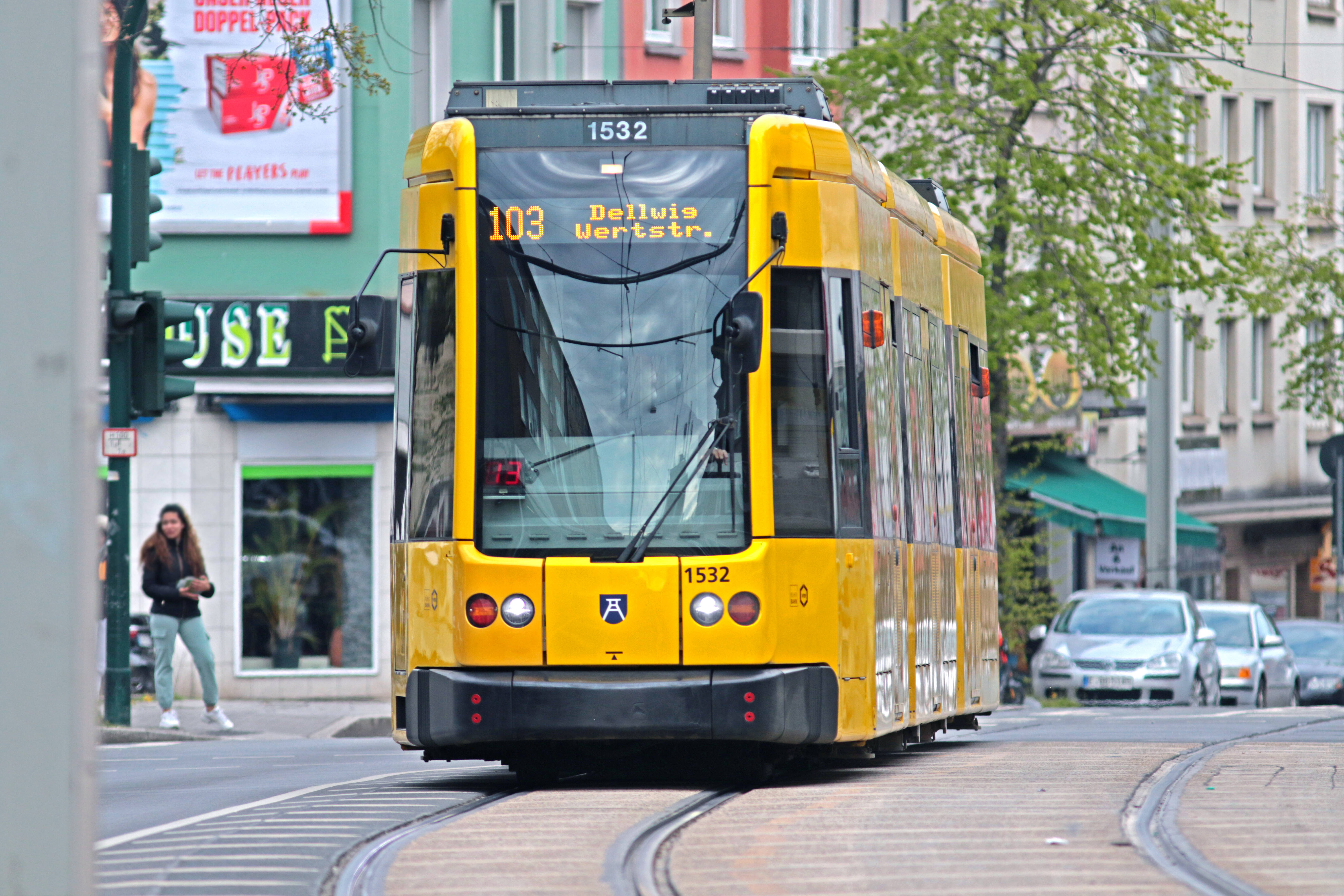 Todes-Drama! Mann von Straßenbahn überrollt - Seine Frau musste alles mitansehen
