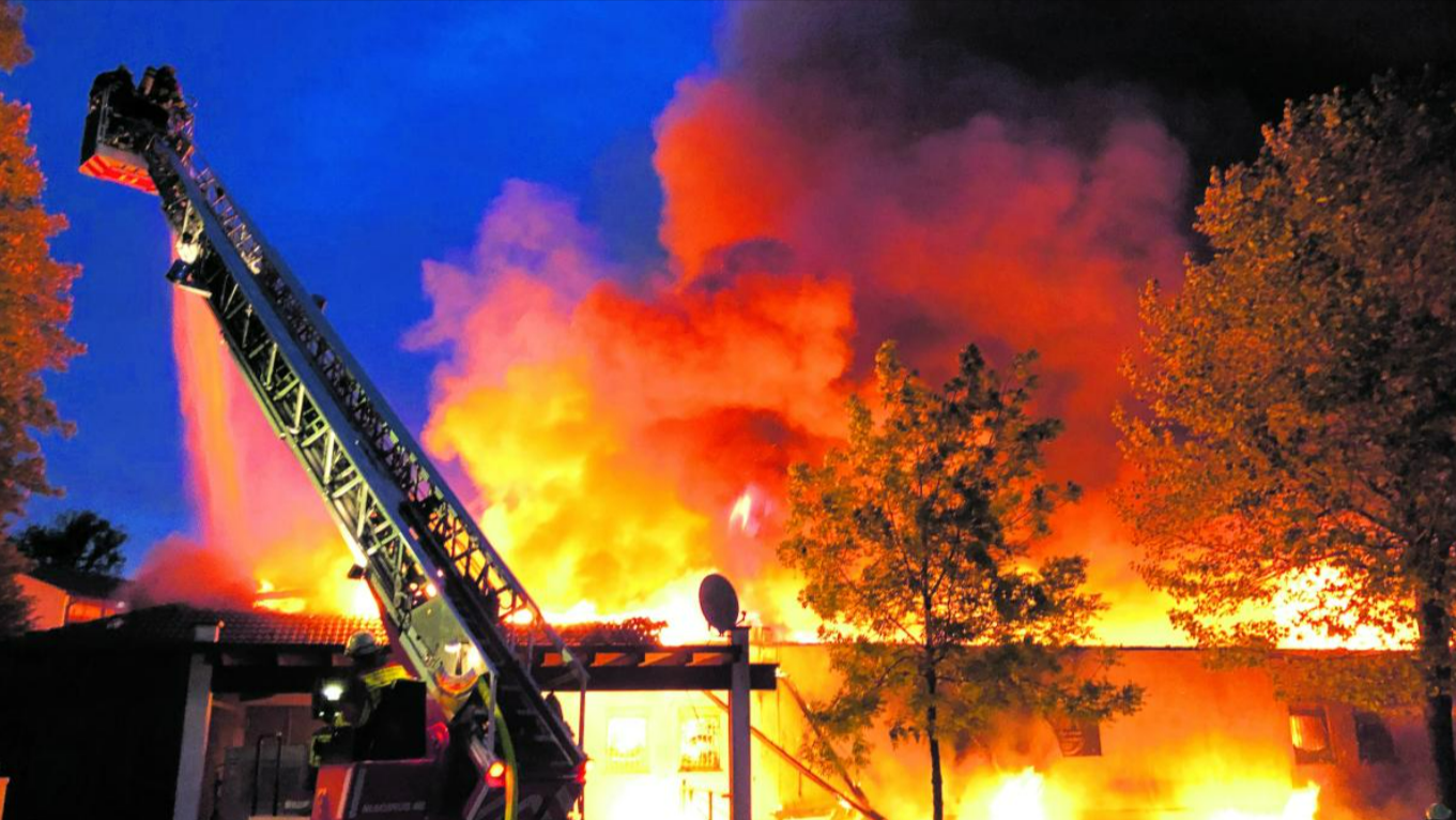 Großbrand! Mehrere Feuerwehrleute schwer verletzt! Flammeninferno in einer Lagerhalle gerät außer Kontrolle