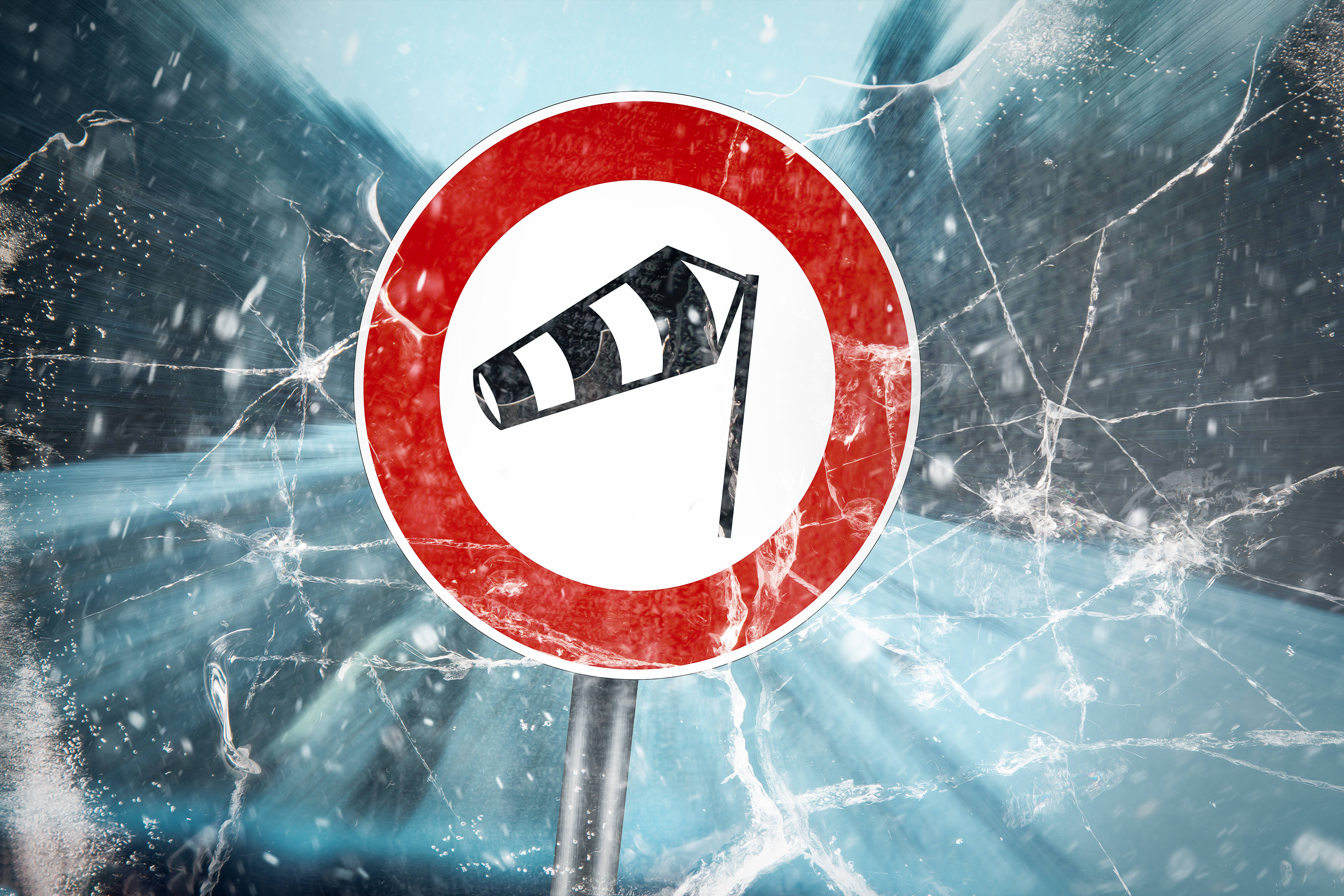 Lebensgefahr! Orkan "Zoltan" ist da! Baum stürzt auf fahrenden Zug, Weihnachtsmärkte abgesagt, Sturmflut!