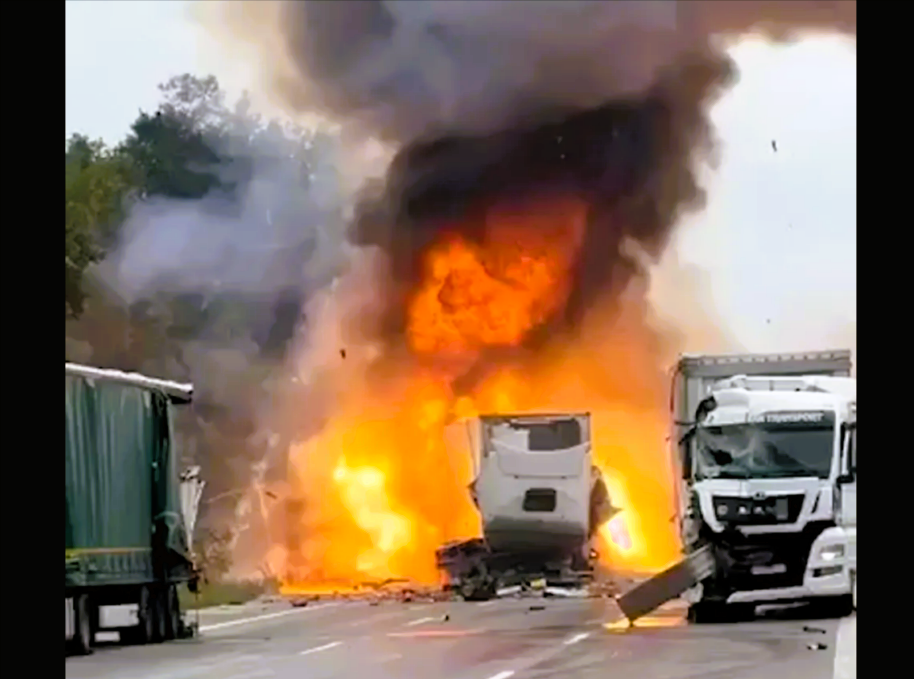 Vollsperrung! Feuer auf der Autobahn - LKW steht in Flammen, Stau und Behinderungen