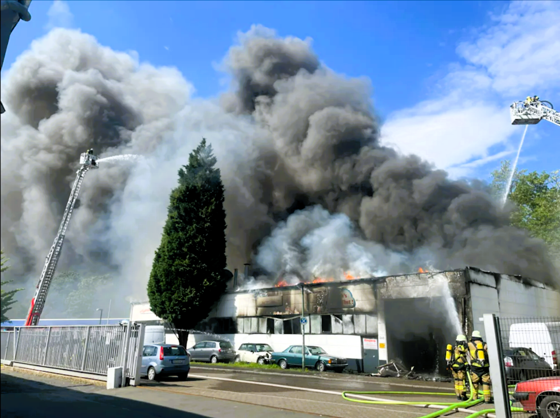 Großbrand in NRW! Feuerwehr warnt - "Lassen Sie die Fenster geschlossen"! Giftiger Rauch!