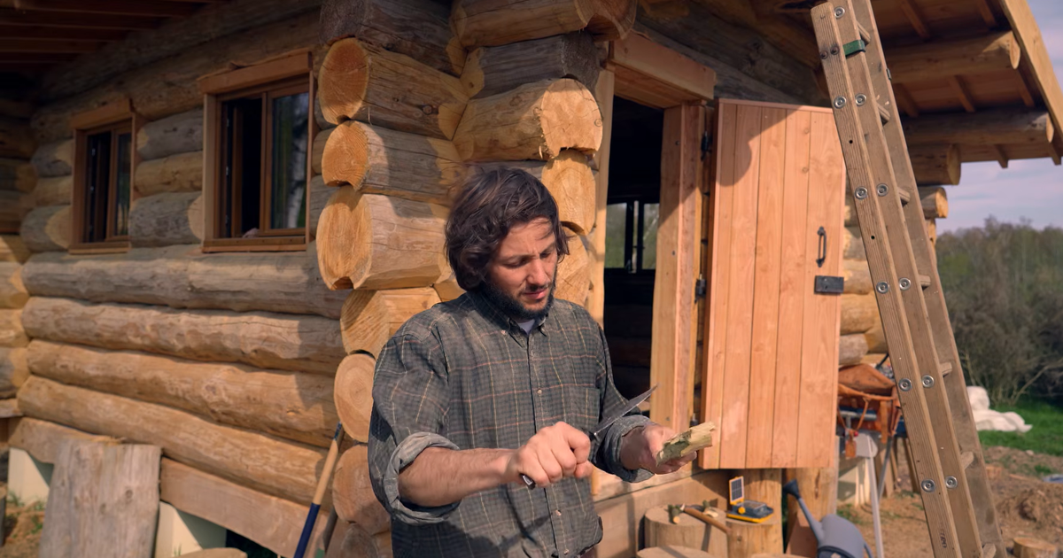 Vianney achève sa cabane après 9 mois et annonce une retraite créative