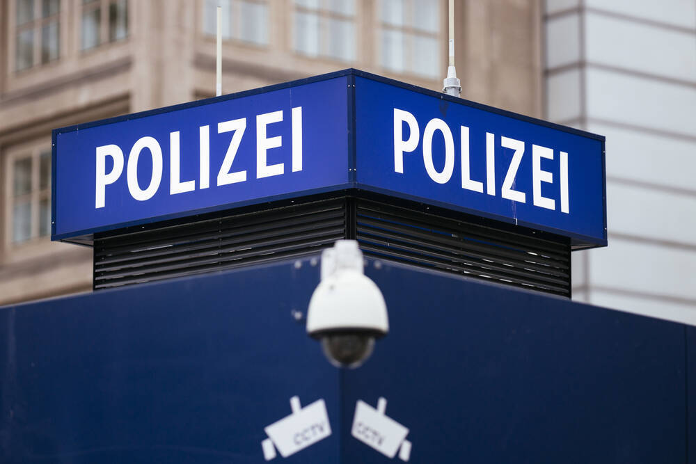 Polizei jagt die "Blutschwestern" - Dringende Fahndung nach mutmaßlicher Gewalttäterin – Ihre Zwillingsschwester (42) konnte bereits verhaftet werden