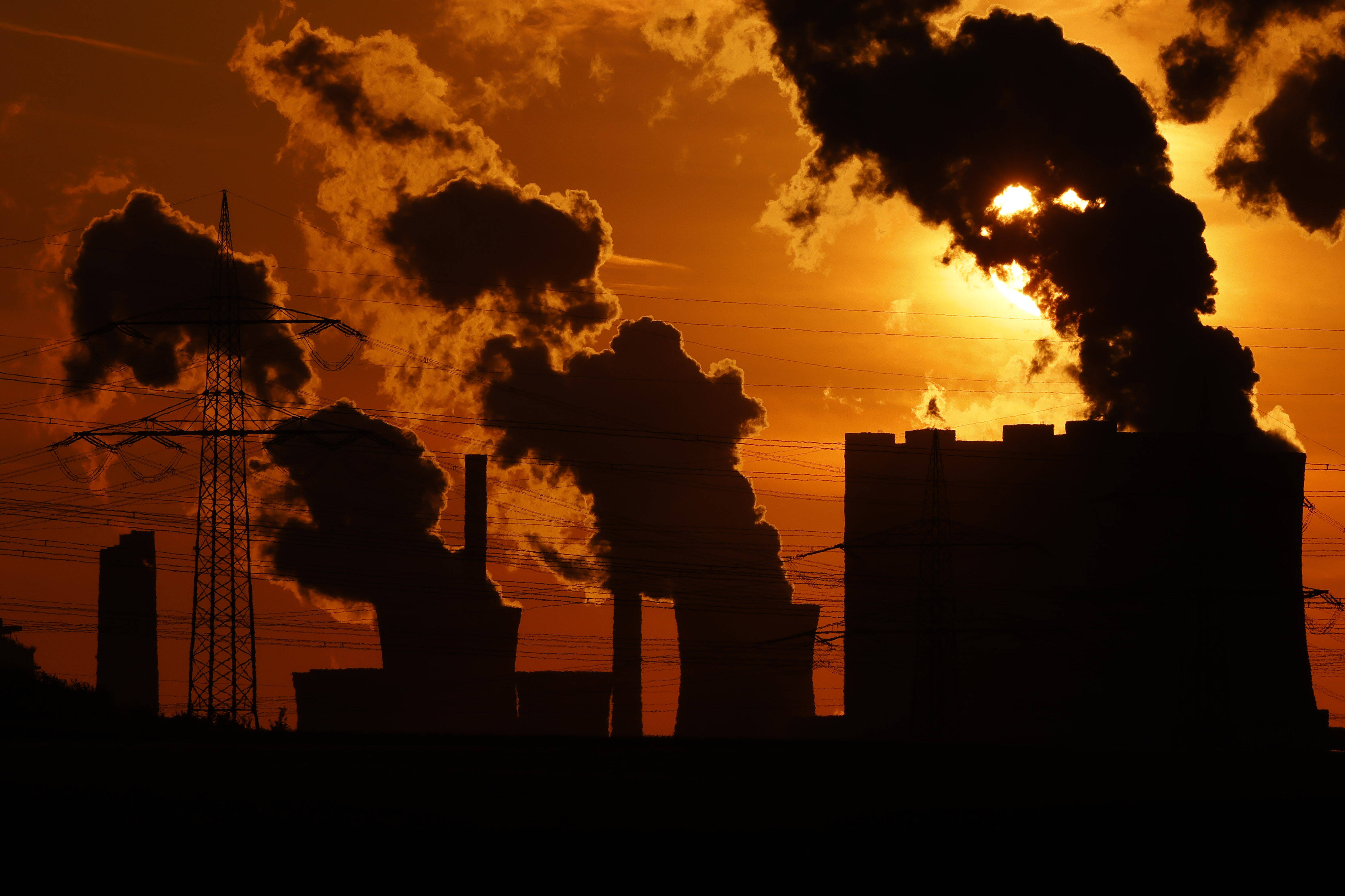In ersten Bundesländern wird der Strom knapp! Netzbetreiber warnen ihre Kunden