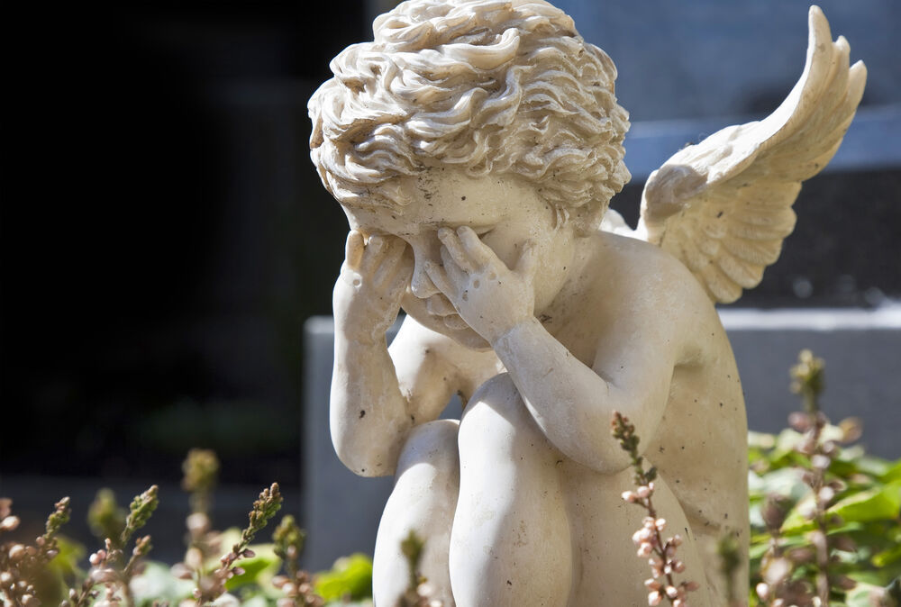 Schock! Frau entdeckt Leiche auf Friedhof in der Nähe von München - Polizei hat Ermittlungen aufgenommen