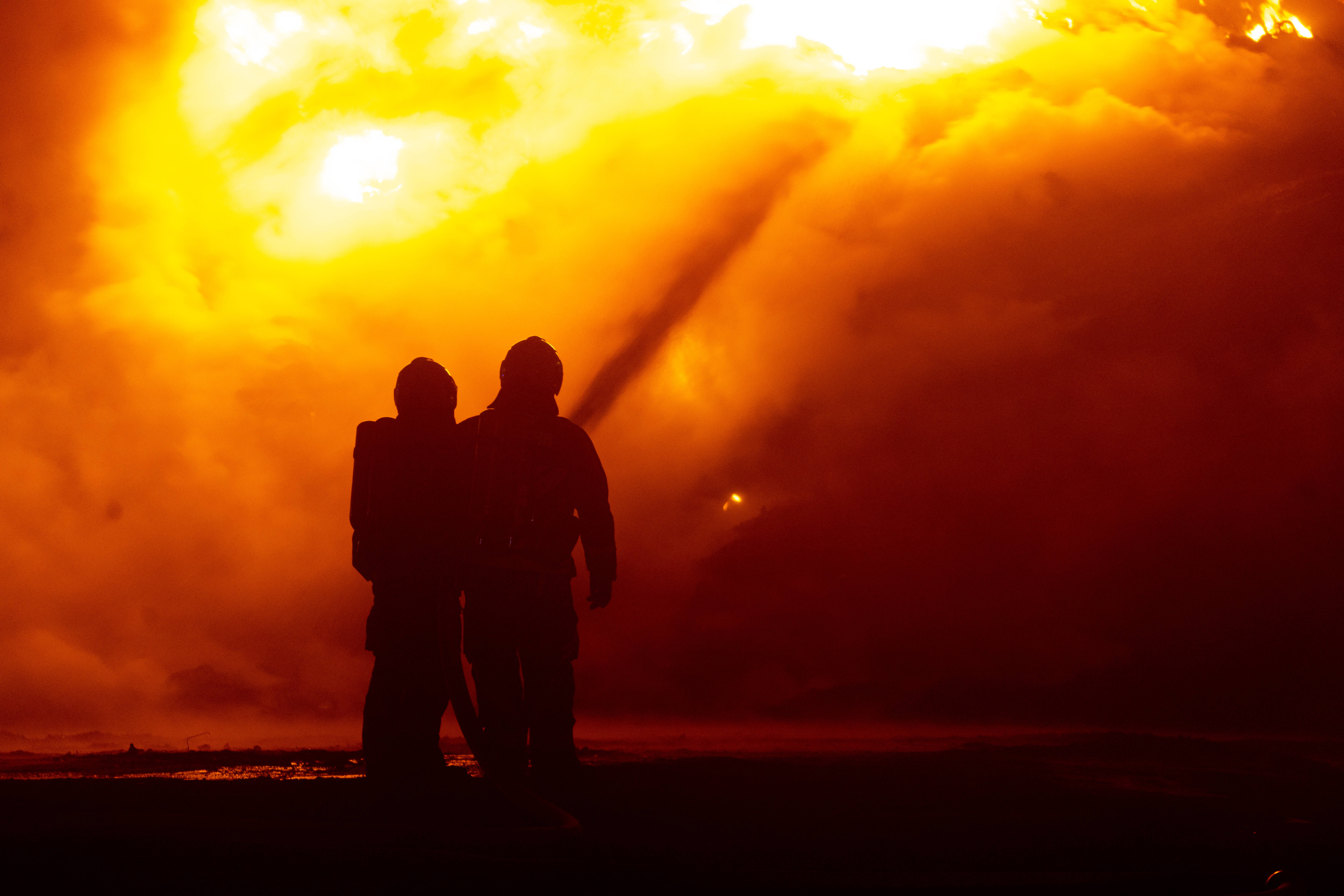 Feuerinferno! Polizei bittet Bevölkerung die Fenster geschlossen zu halten - Giftige Rauchwolke!