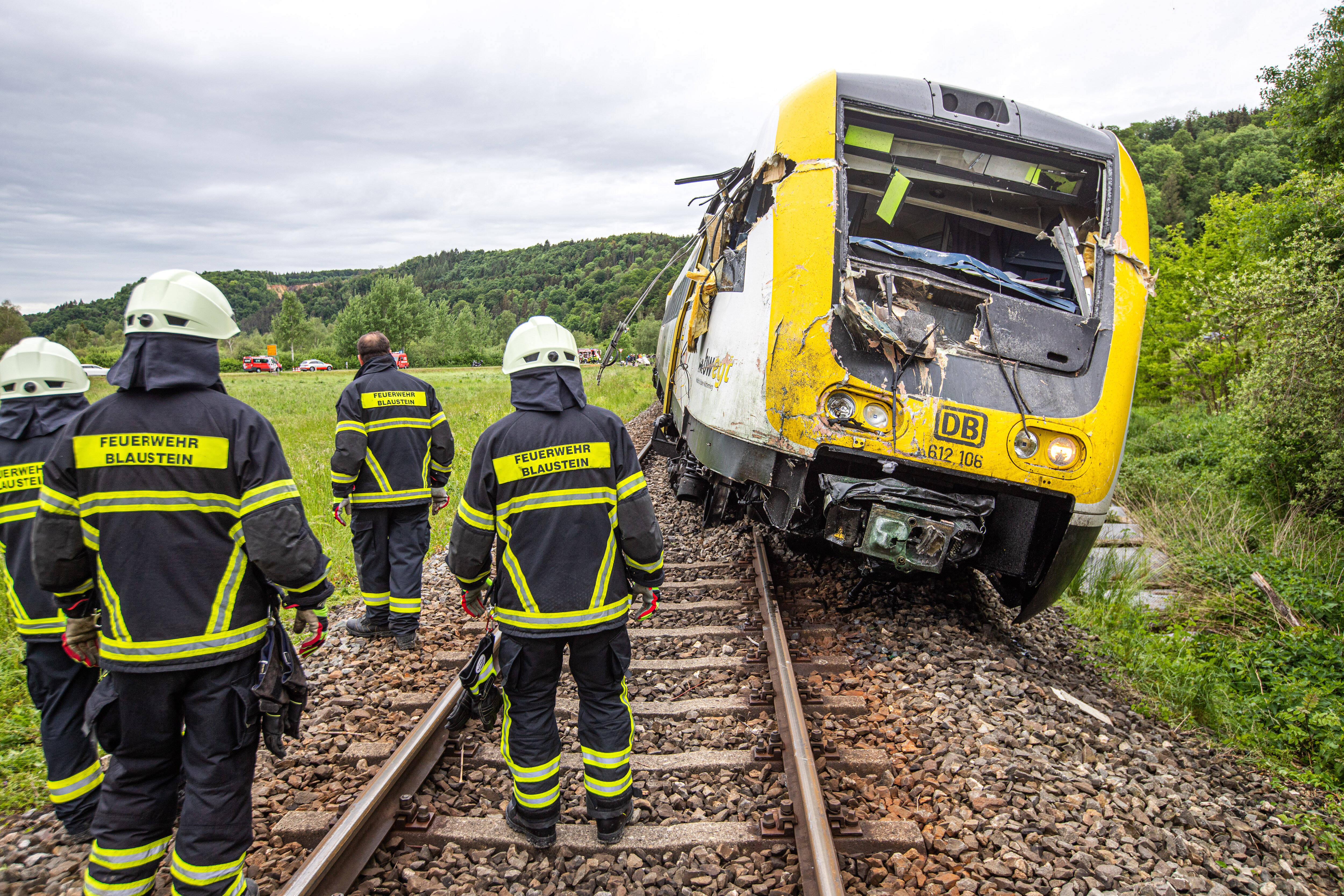 Schweres Bahnunglück! Vollbesetzter Zug rast in LKW an Bahnübergang - LKW-Fahrer übersah Rotlich!