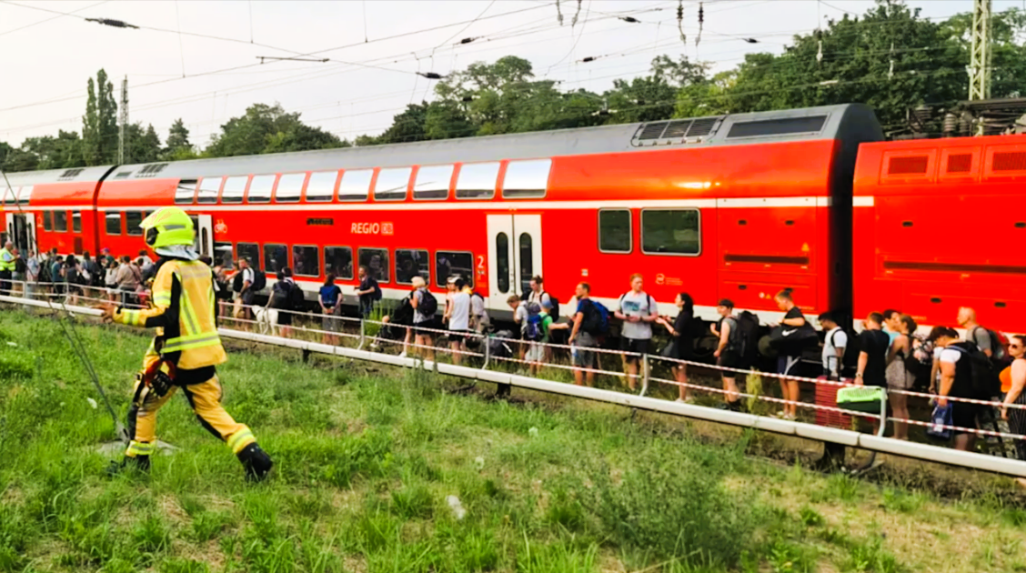 Messerangriff in der Bahn! Brutaler Angriff - Jugendlicher verletzt mehrere Menschen - Großeinsatz der Polizei ausgelöst