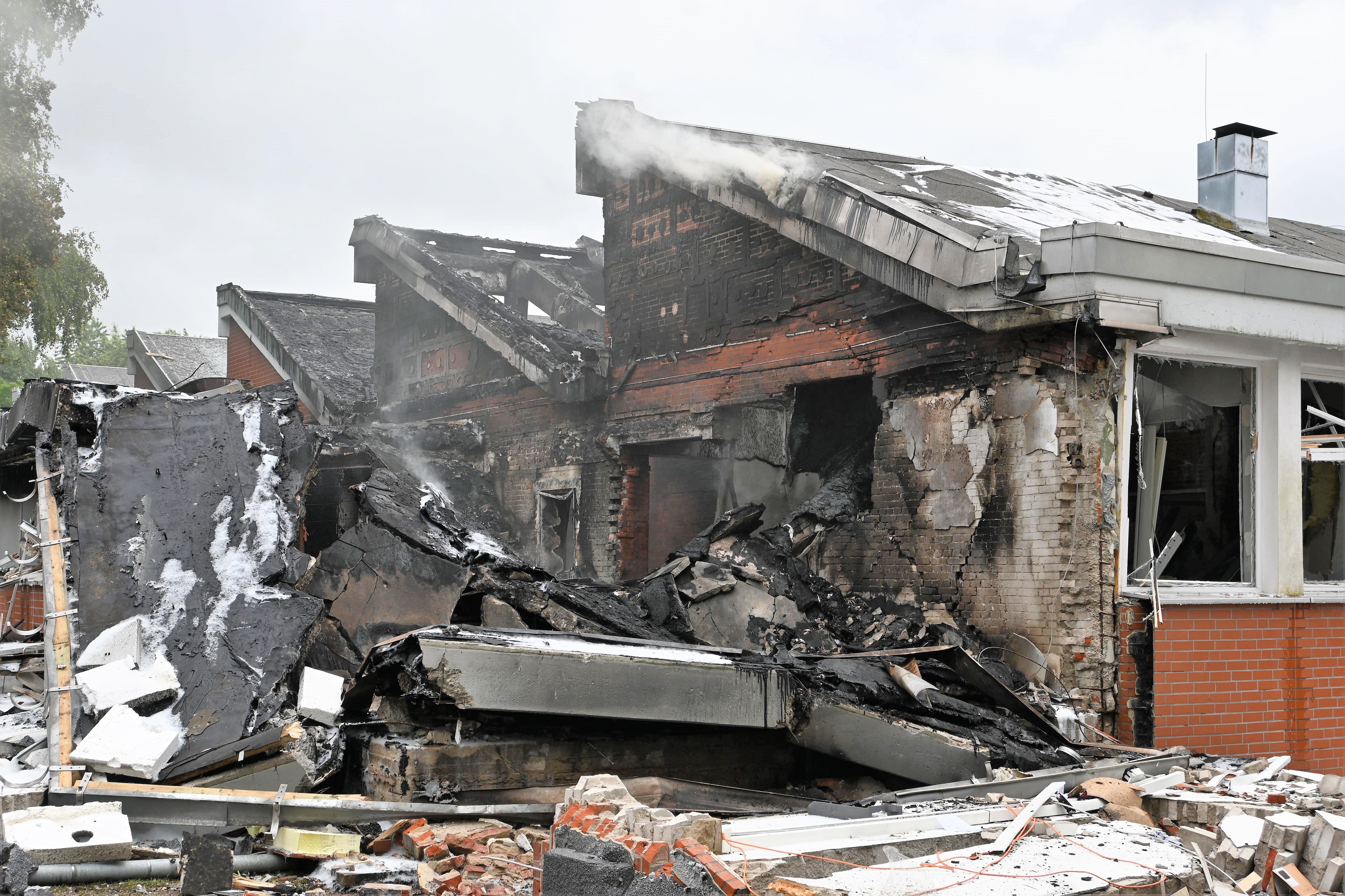 Feuer in Schule ausgebrochen! Feuerwehr kämpft gegen meterhohe Flammen
