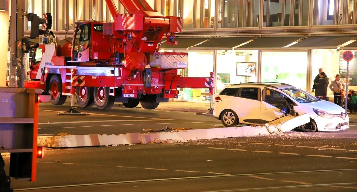 Schwerer Bus-Unfall! Nach verunglücktem Ausweichmanöver: Bus rammt Gebäude - Tonnenschweres Bauteil stürzt auf die Straße