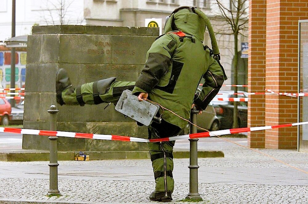 Bombenalarm in Niedersachsen! Polizei räumt Häuser - Verdächtiger Gegenstand unter Fahrzeug entdeckt!