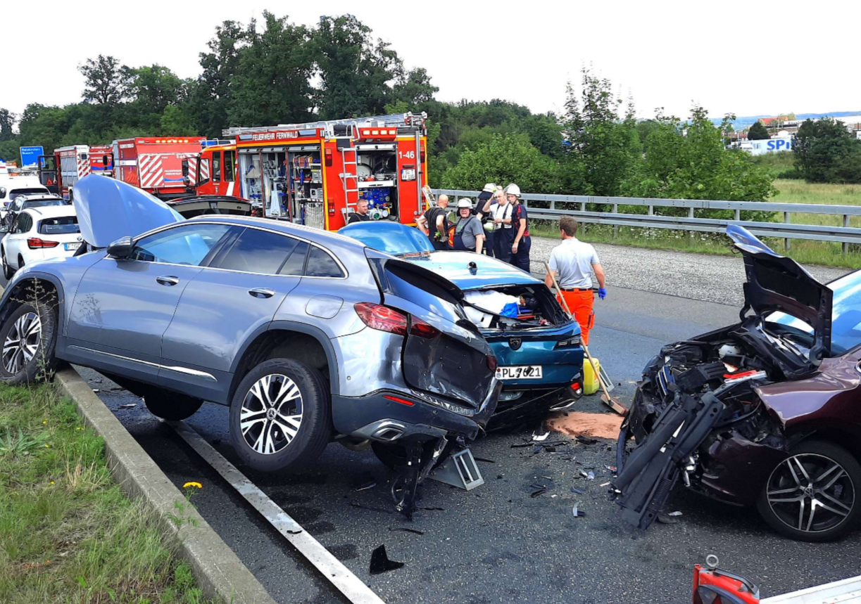 Vollsperrung! Massenkarambolage auf der Autobahn! Insgesamt 28 Personen in Unfall verwickelt