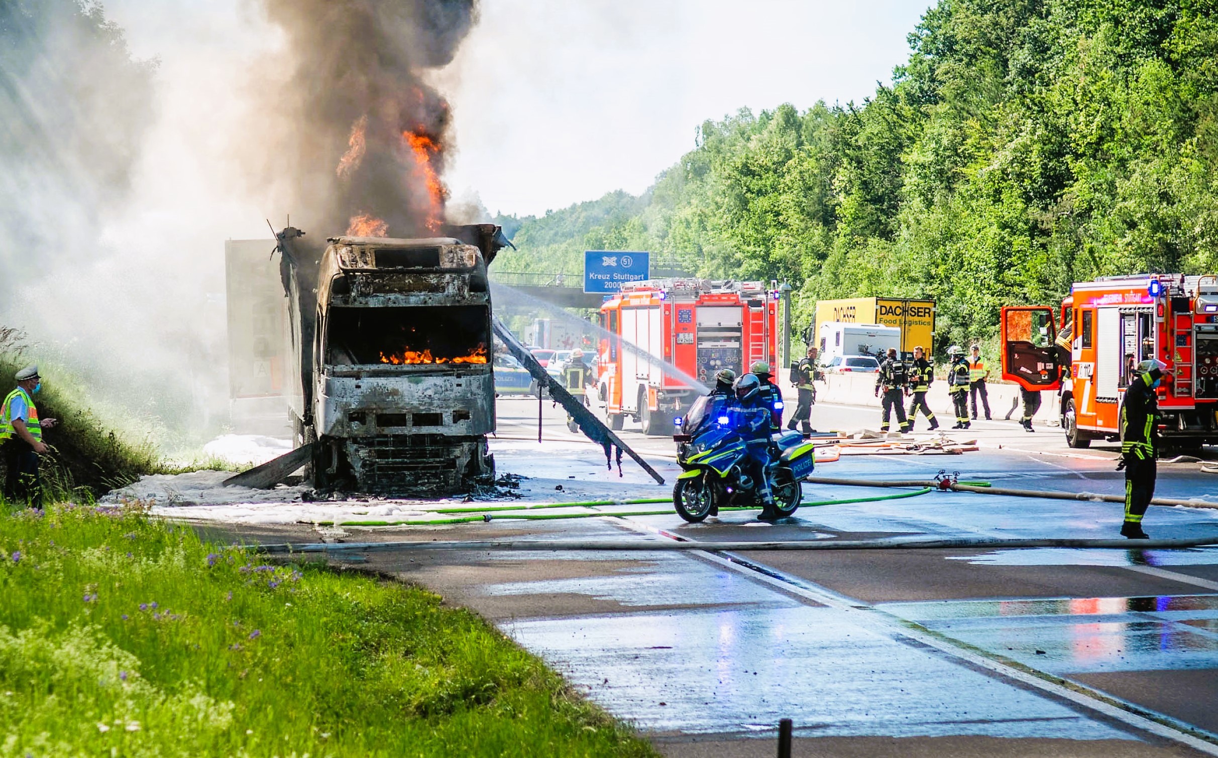 Vollsperrung! Gefahrgutlaster brennt! Chaos auf der Autobahn - Laster mit Salzsäure geht in Flammen auf