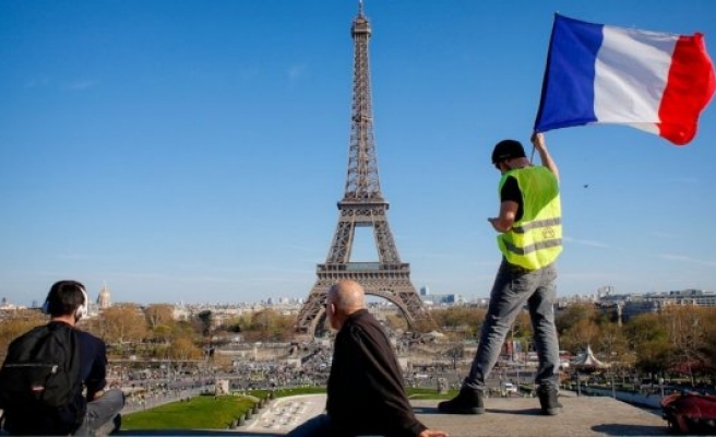 Evakuierung bei Olympia!  Mann klettert auf den Eifelturm - Sicherheitskräfte schlagen Alarm!