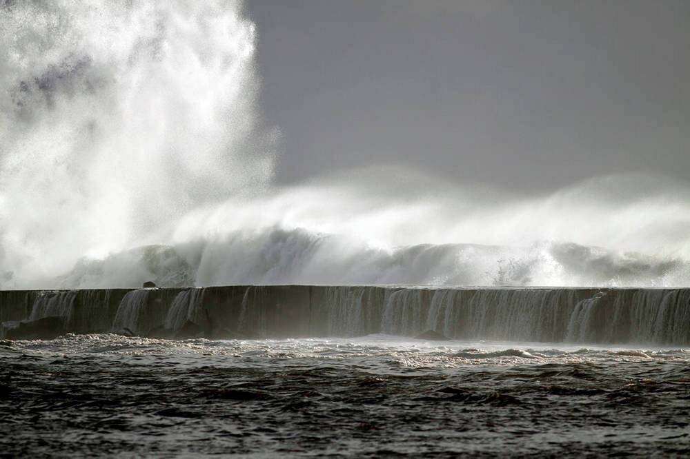 Une vague géante emporte plusieurs touristes en mer ! Une île espagnole devient un cauchemar